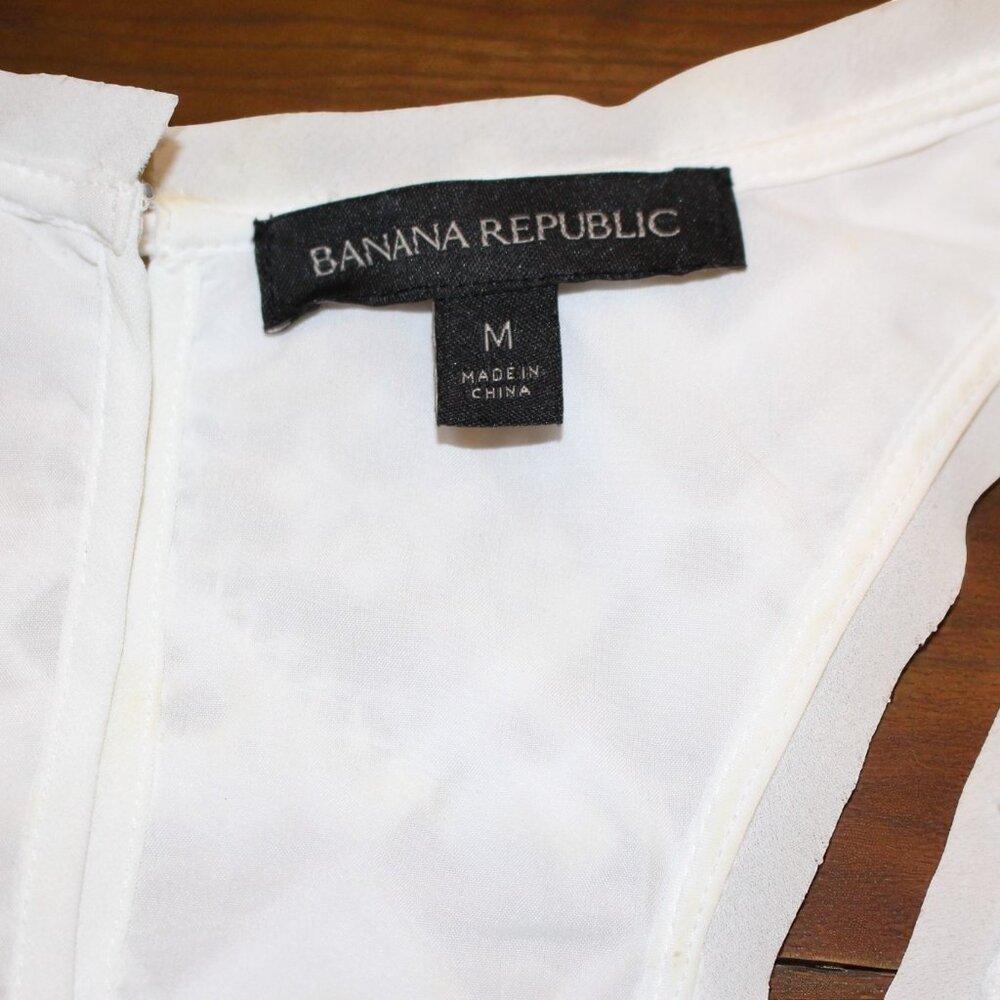 Banana Republic chic white tank with unique detailing. - Picture 7 of 8